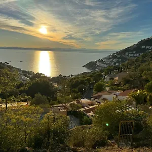 Avec Piscine Et Magnifique Vue Roses